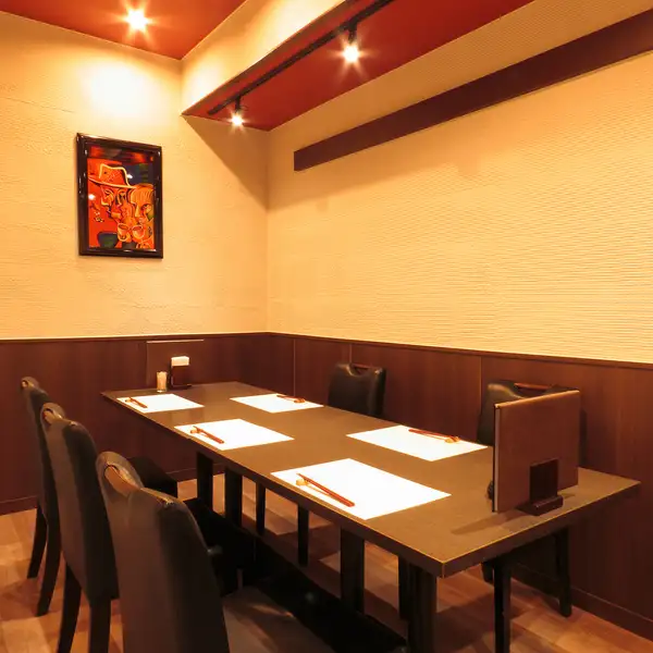 [Private rooms for 6 or more people] For small gatherings with close friends, we recommend our private rooms, which can accommodate 6 or more people.You can enjoy your meal in a private space without worrying about other customers.Enjoy our carefully prepared teppanyaki grill and a wide selection of drinks, and toast to make your usual get-together an even more special occasion.These seats are very popular, so please make your reservation early!
