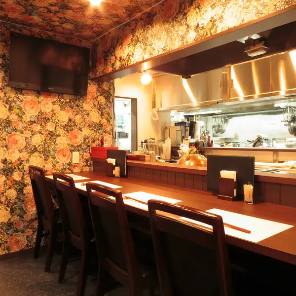 The counter seats, where two people can sit side-by-side, are very popular for dates with loved ones or girls' nights out with close friends.The live cooking experience, where the chef prepares the steak right in front of you on a teppanyaki grill, makes the dining experience even more enjoyable.One of the attractions is being able to enjoy freshly prepared, piping hot dishes right away.Enjoy a luxurious time to your heart's content in an extraordinary setting.