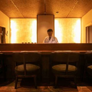 【カウンター席/1～4名様】肘掛け付ゆったり椅子で、ゆったりくつろげます。ゆったりしたカウンター席は、肘掛けが付いた椅子でリラックスしてお過ごしいただけます。横並びで大切な方とじっくりお食事をお楽しみください。