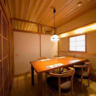 【テーブル席/2～4名様】お誕生日や結婚記念日など、特別を演出する少人数個室。上質な時が流れる空間で、ゆったりとお食事をしていただけます。お誕生日や記念日など特別な日のお食事には、お2人だけで楽しめる個室をぜひご利用ください。