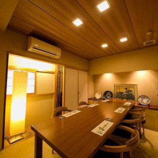 【テーブル席/8名様】中規模の宴席に。ゆったりしたテーブル配置でくつろげる空間。店内奥の空間は、8名様までご利用いただける完全個室。少しかしこまった宴席やお顔合わせなどの慶事にもおすすめのプライベート空間です。