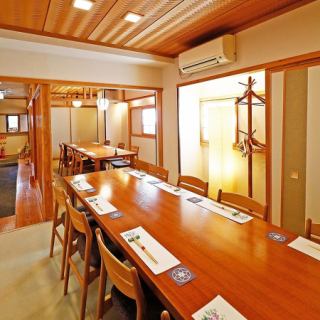 【テーブル席/10名様前後】同窓会や親戚のお集まり、歓送迎会など中規模のお集まりに。少人数様用の個室を繋げて、10名様前後のご利用もしていただけます。奥まで見渡せるので、親戚一同のお集まりや主役のいるお食事など、一体感の欲しい宴会におすすめです。