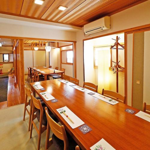 【テーブル席/10名様前後】同窓会や親戚のお集まり、歓送迎会など中規模のお集まりに。少人数様用の個室を繋げて、10名様前後のご利用もしていただけます。奥まで見渡せるので、親戚一同のお集まりや主役のいるお食事など、一体感の欲しい宴会におすすめです。
