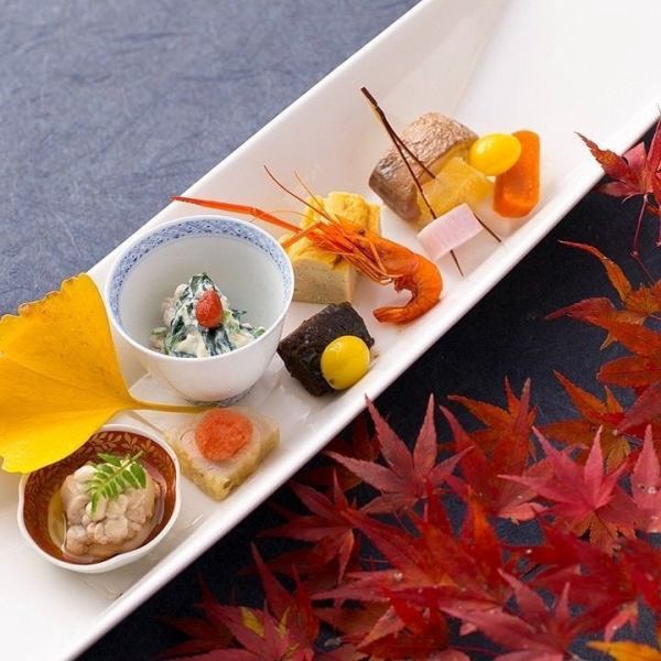 A variety of dishes with carefully arranged dishes that are a feast for the eyes as well