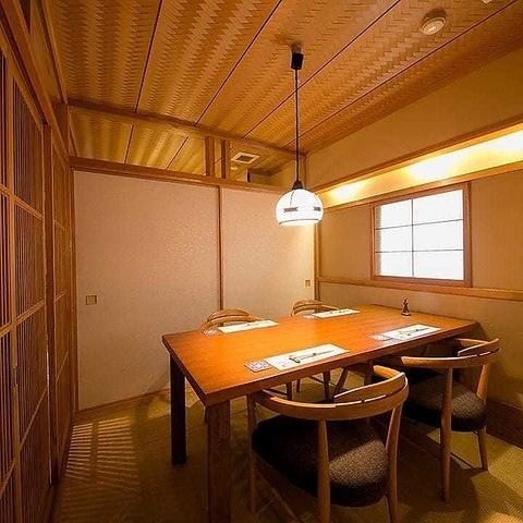 A private room with a tatami mat and a table is available for 2 people or more.