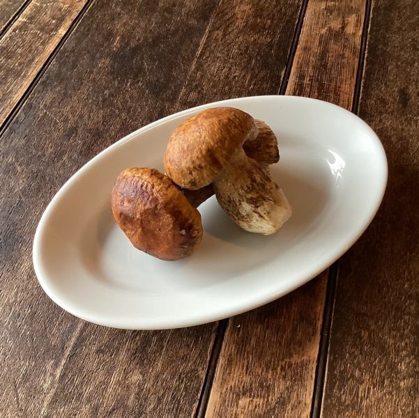 【こだわり食材】草加では手に入りにくいイタリア食材　ポルチーニやトリュフ　珍しいイタリア野菜を仕入れる事が出来ます。それらを国産食材と合わせた料理をお楽しみ下さい。