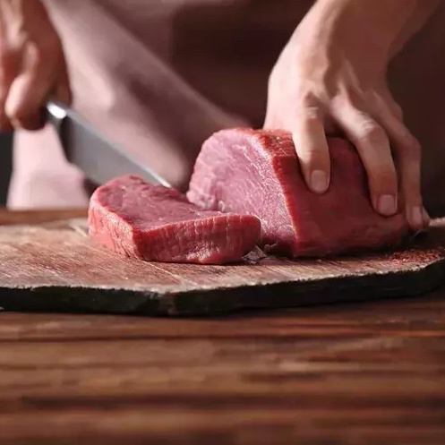 名物料理の牛タン料理は希少部位のタン元の炙りや柔らかい茹でタンなど人気メニューが目白押しです。
