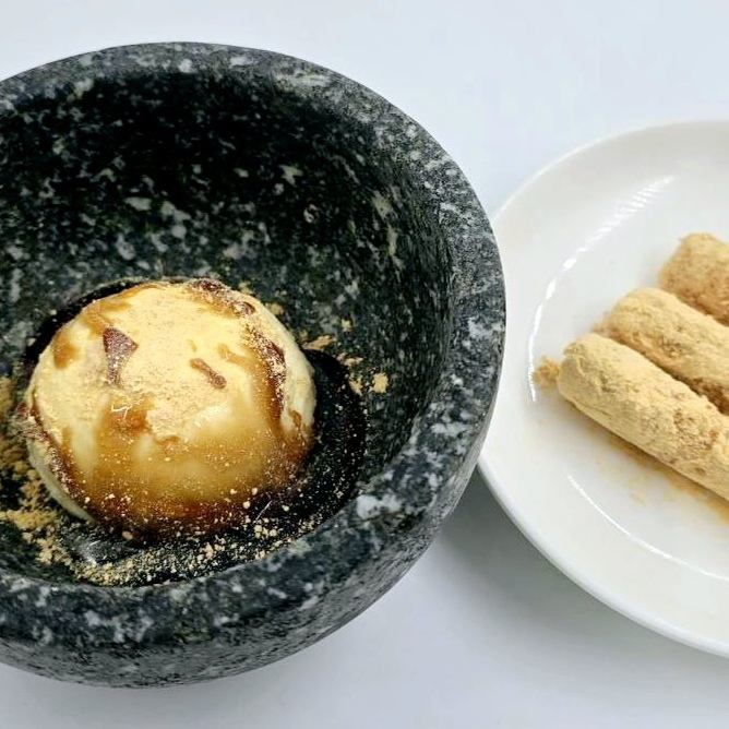 黃豆粉炒年糕和紅糖漿黃豆粉冰淇淋(香草/抹茶)