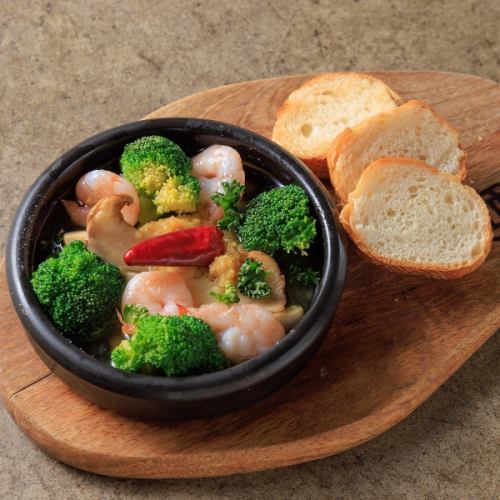 Ajillo with plump shrimp, broccoli, and king mushrooms [Dear From's specialty! 5 types of greedy ajillo]