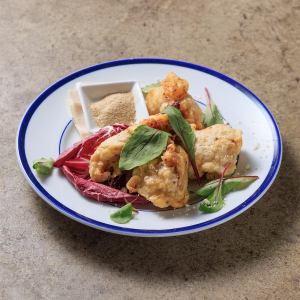 Soft fried young chicken (deep-fried chicken) served with sibire flower and pepper salt