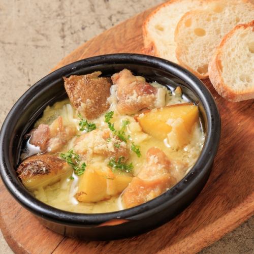 ★ソーセージと皮付じゃが芋・とろ~りチーズのアヒージョ【ディアフロム名物!欲張りアヒージョ5種】