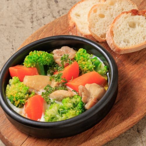 とろ~りクリーミーなホワイトシチューアヒージョ!【ディアフロム名物!欲張りアヒージョ5種】