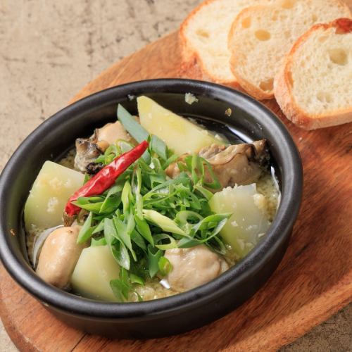 牡蠣と青パパイア九条ネギのアヒージョ【欲張りアヒージョ5種】