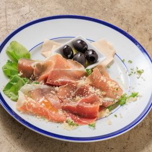 생햄과 올리브 차가운 채소