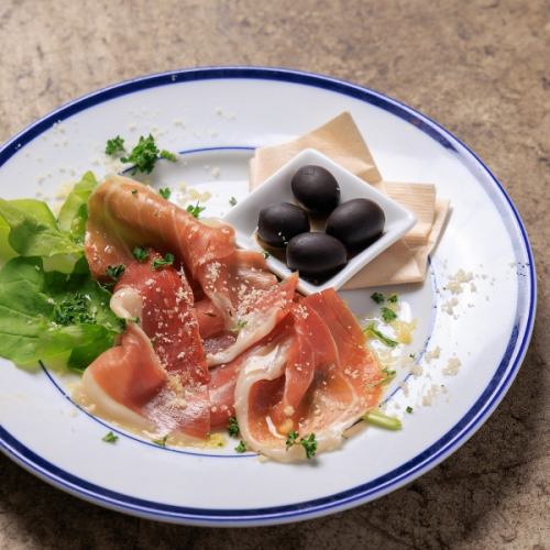 生ハムとオリーブの冷菜　　