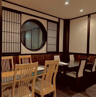 テーブル同士の間隔が広めで、ゆとりのある空間でおくつろぎいただけます。