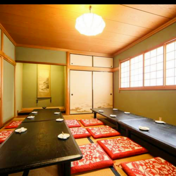 2階の座敷は30名以上の宴会にも対応できる広い個室で、ゆったりとくつろげる和の雰囲気が魅力。家族の集まりや仲間内の宴会、お祝いの食事などに最適です。ランチ会からディナーの宴席まで利用でき、普段とは違う特別感を味わえる人気の空間です。