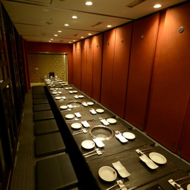 [Perfect for class reunions and various banquets; up to 26 people OK!] A private room with horigotatsu (sunken kotatsu table) perfect for work banquets and family gatherings.You can enjoy your time without worrying about your surroundings! Have a yakiniku banquet in a relaxing private room♪ Please spend your time eating, drinking, and chatting in a calm atmosphere.