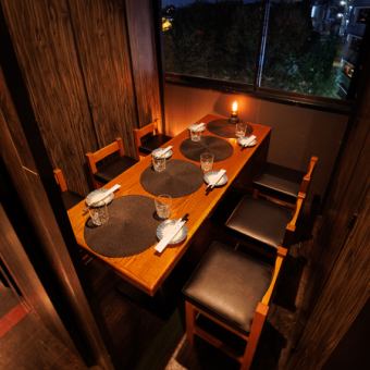 【プライベート◎】個室の席で、プライベートなひとときをお楽しみください。落ち着いた雰囲気の中で、大切な人と特別な時間を共有しませんか？他のお客様から離れた空間で、周囲を気にせずにゆったりとくつろげます。完全個室ならではの静寂さとプライバシーが、食事や会話をより深いものにします。