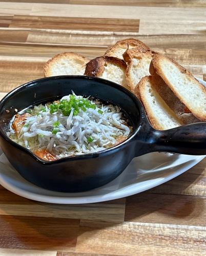 釜揚げしらすとドライトマトのアヒージョ(バケット付き)