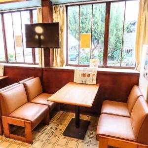 日中は日の光が入る店内です。お昼と夜で異なる印象の店内をお楽しみいただけます♪