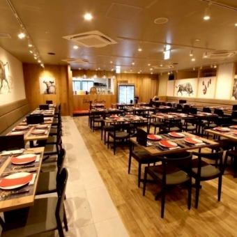 Private reservations are welcome! We can accommodate 104 seated guests and 80-110 standing guests, making it perfect for corporate parties and wedding receptions.We also accept site inspections and meetings.Please feel free to contact us.