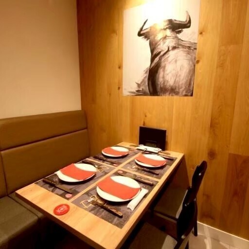 牛の壁画がお出迎え♪落ち着いた店内で優雅なひと時を～
