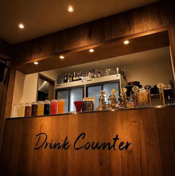 ★4種類の樽生ビアサーバーも飲み放題♪バーカウンターでは、全100種以上のドリンクも頼めます☆お誕生日や記念日にはメッセージ付デザートプレートをご用意◎お客様にとって素敵な一日になるよう、心を込めてサプライズをさせていただきます。