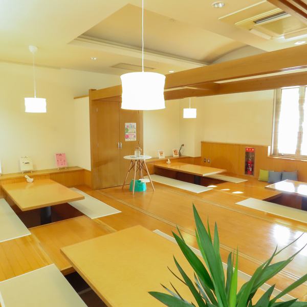 雫石駅１Fにオープンした当店は、開放感のある店内でゆったりとしたお時間をお過ごしいただけます♪ソファ席・小上がり・テーブル席をご用意しており、小さなお子様連れや友達同士等色々なシーンに合わせてご利用いただけます！