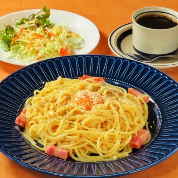 大人気メニュー★卵黄とベーコンの濃厚ソース　カルボナーラ