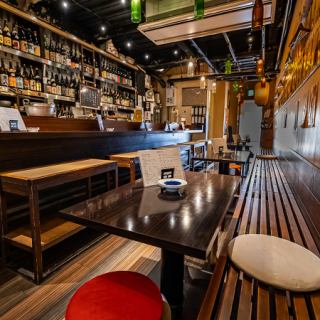和モダンを基調とした落ち着いた大人空間。壁一面に並ぶ豊富な焼酎が圧巻で酒好きにはたまらないひと時に。大衆的な温かさも感じられる居心地の良いお店です♪
