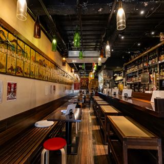 和モダンの趣ある店内。ライトにもこだわり酒瓶を使用しております。店主こだわりの≪インテリア×お酒×料理≫で心に残るひと時をお楽しみください。