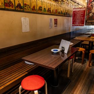 酒瓶を優しく照らすライトがきらめく、温もり感じる和モダン空間。種類豊富な店主厳選のお酒から、お料理に合うお酒を選ぶ楽しさも魅力的♪大衆的でありながら、大人が落ち着ける空間です♪