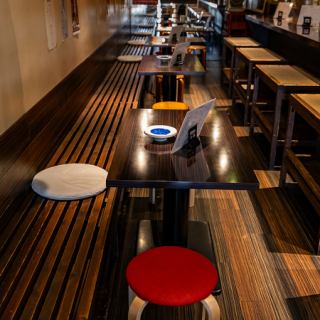 ［お酒にこだわる・料理にこだわる］大人の隠れ家のような雰囲気。大衆的な親しみやすさと上質さを兼ね揃えた空間でお酒と料理のペアリングをゆったりとお楽しみください