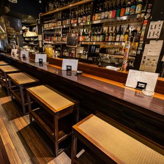 カウンター奥の壁一面には、選び抜かれた店主厳選の焼酎を中心に多彩なお酒が並び、眺めるだけでも愉しめる圧巻の空間。お酒にこだわる大人のための空間づくりを大切にし、料理とともにゆったり味わえる配置に設計しました。仕事帰りの一杯から語らいの時間まで上質なひと時を演出いたします