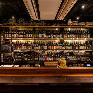 カウンターからは壁一面にずらりと並ぶ酒瓶が目を引く、圧巻の空間。焼酎をはじめに日本酒、ウイスキーなど選び抜かれた銘柄が彩り豊かにそろい、眺めているだけでも心が躍ります。料理との相性を考えた一杯を楽しみながらゆったりと語らう大人の時間をお過ごしください。