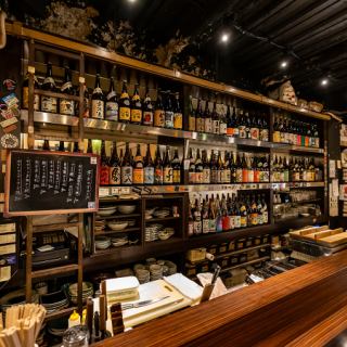 壁一面にずらりと並ぶ焼酎の数々が迎える和モダン空間。落ち着いた大人の雰囲気の中で、心ゆくまでお酒をお楽しみください