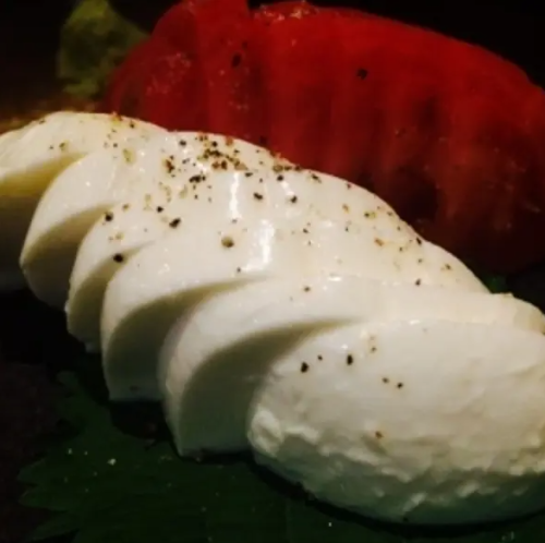 たっぷりトマトとチーズのサラダ