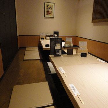 <p>日本情緒溢れる和の佇まい。カウンターや広々座席で寿司の味わいを感じるも良し、会社の同僚と飲むも良しです。</p>