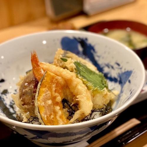 The most oily! Tendon where you can easily enjoy the crispy tempura!