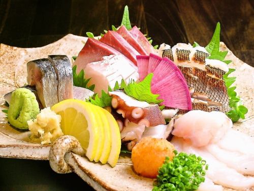 长崎鱼市场直送的鲜鱼生鱼片拼盘