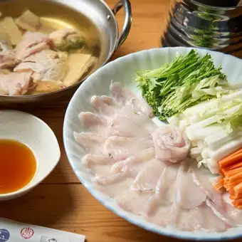 【东石虎河豚刺身和涮涮锅套餐】包含2小时无限畅饮生啤和当地清酒等。