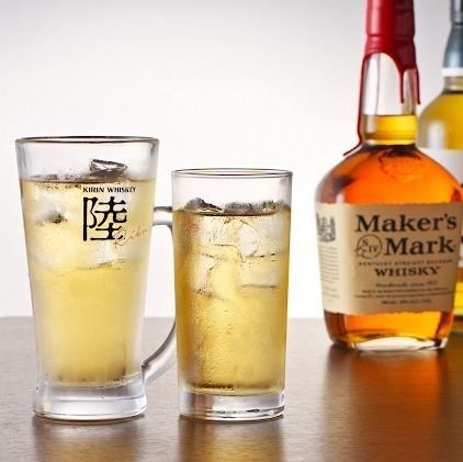 仕事終わりに料理とお酒を楽しむ