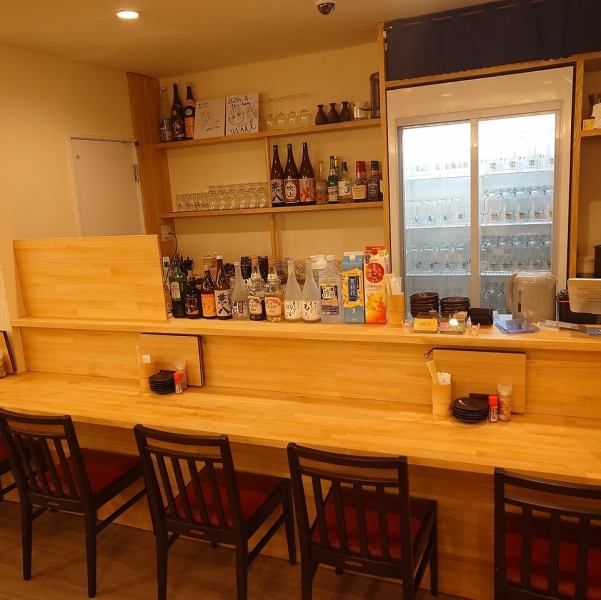 【広々としたカウンター席でお食事をお酒をご堪能】店内には広いカウンター席があり、ゆとりのある空間でお食事を楽しむことができます。木と石の自然素材が演出する和の風情に包まれながら、料理の調理風景を見ながら食事を楽しむことができます。カウンター席での贅沢なひとときをお過ごしください♪