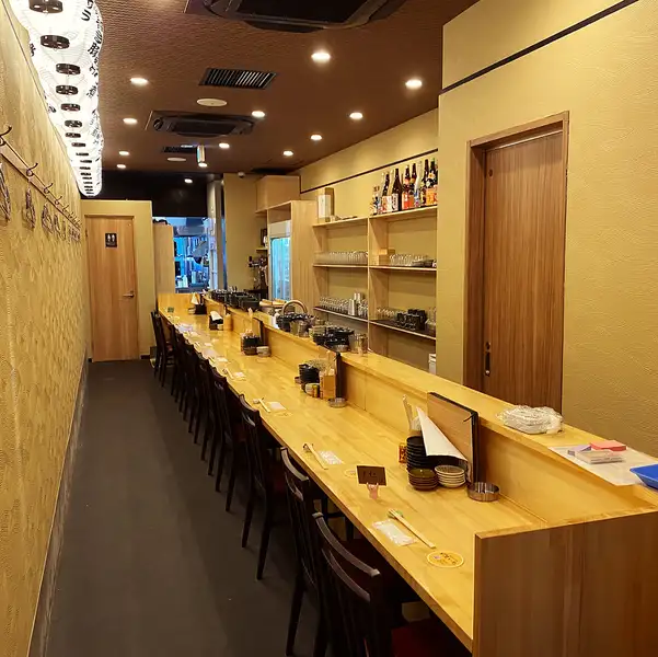 【広々としたカウンター席でお食事をお酒をご堪能】店内には広いカウンター席があり、ゆとりのある空間でお食事を楽しむことができます。木と石の自然素材が演出する和の風情に包まれながら、料理の調理風景を見ながら食事を楽しむことができます。カウンター席での贅沢なひとときをお過ごしください♪
