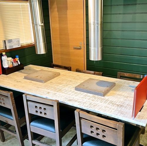 <p>当店の店内は、木目を基調とした温かみのある雰囲気が魅力です。6名様用のテーブル席が完備されており、ご家族でのお食事や、少人数での宴会、女子会に最適な空間が広がっています。このアットホームな雰囲気の中、美味しい料理を囲みながら、心地よいひとときお過ごしください。</p>
