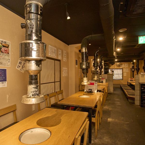 1Fは2/4/6名様とゆったり座れるテーブル席とカウンター席がございます。仲間との飲み会やゆったりお食事を楽しんで頂からよう、テーブルは大きめにご用意させて頂いております。自分で焼くスタイルなので、混雑時以外は時間制限もございません!!デート、食事会、女子会などなど、お気軽にお越し下さいませ！