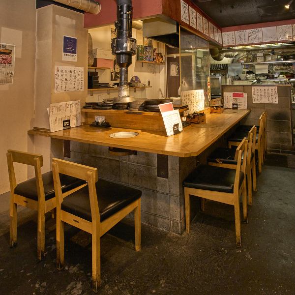 【サク飲みからご宴会まで】サク飲みやデートにおすすめなのが広めのカウンター席。天満飲み歩きにも是非ご活用下さいませ。もちろん、テーブル席へのご案内もさせて頂きます★天満飲み歩き、デート、誕生日や記念日のケーキの持ち込みも可能です！