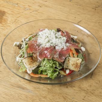 生ハムと三種のチーズサラダ