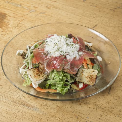 生ハムと三種のチーズサラダ